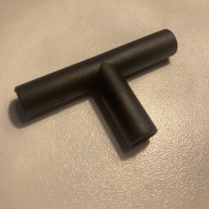 Picture of black hose fitting in a t shape.