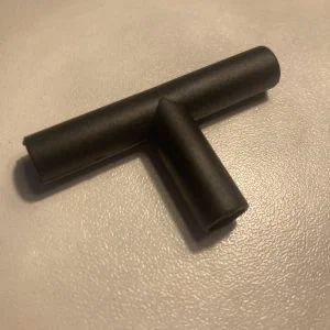 Picture of black hose fitting in a t shape.